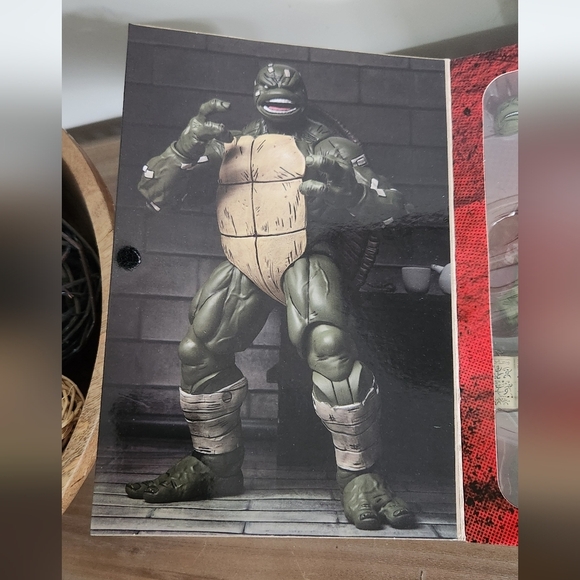 Teenage Mutant Ninja Turtles: The Last Ronin โ Battle Damaged Figure by NECA NIB - Picture 8 of 16